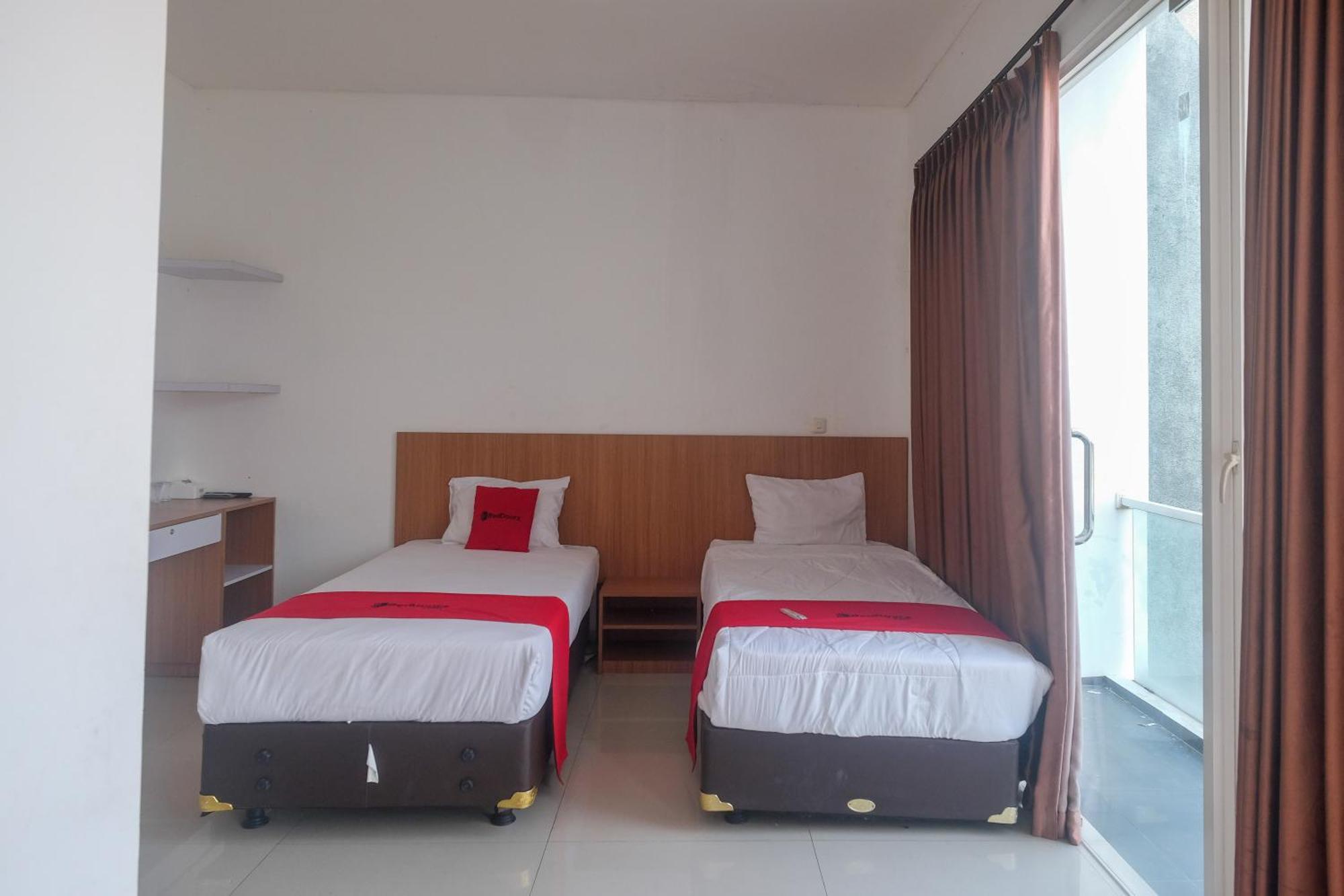 Reddoorz Syariah Near Simpang Lima Semarang Hotel Jomblang Exterior photo
