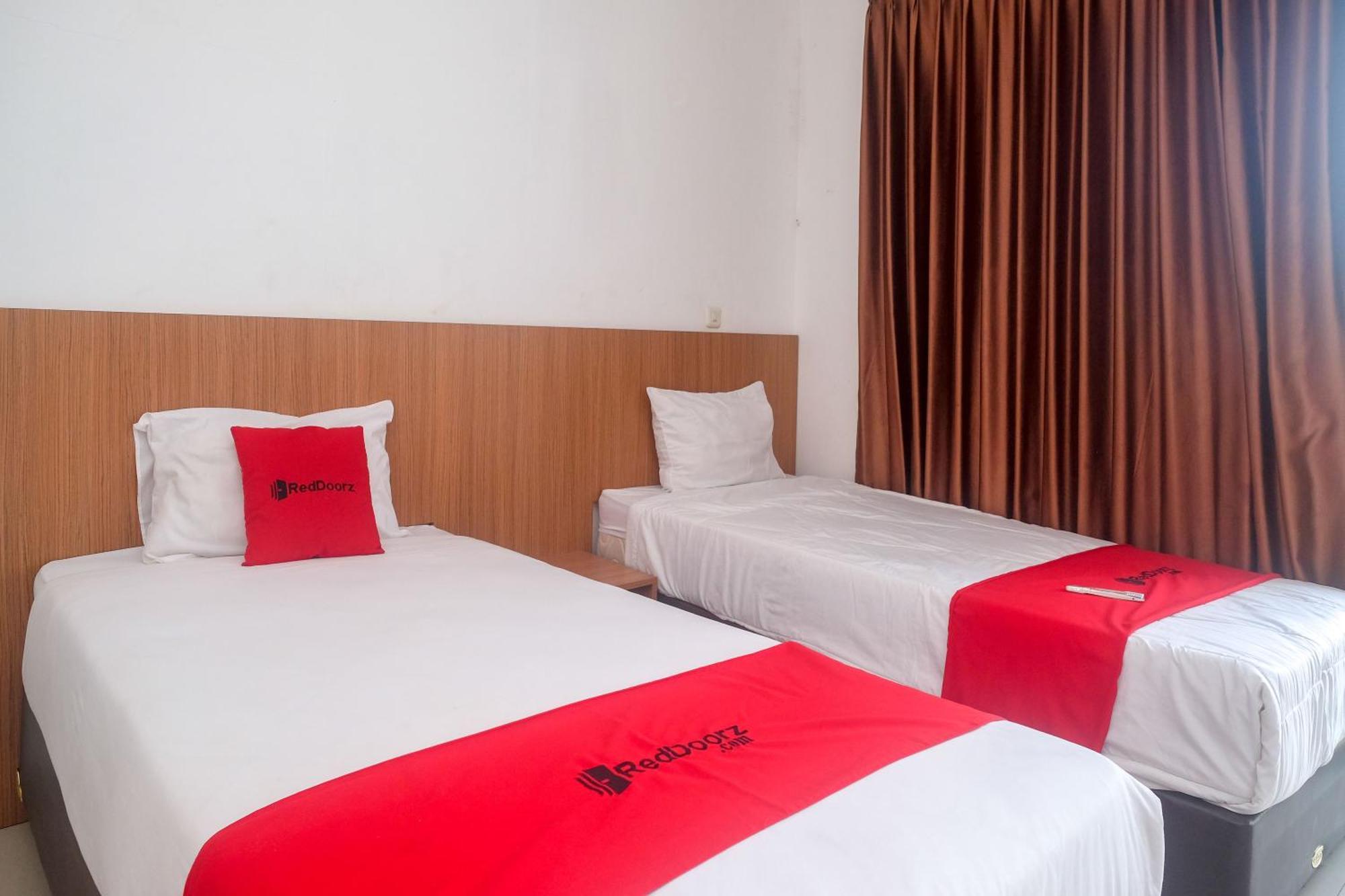 Reddoorz Syariah Near Simpang Lima Semarang Hotel Jomblang Exterior photo