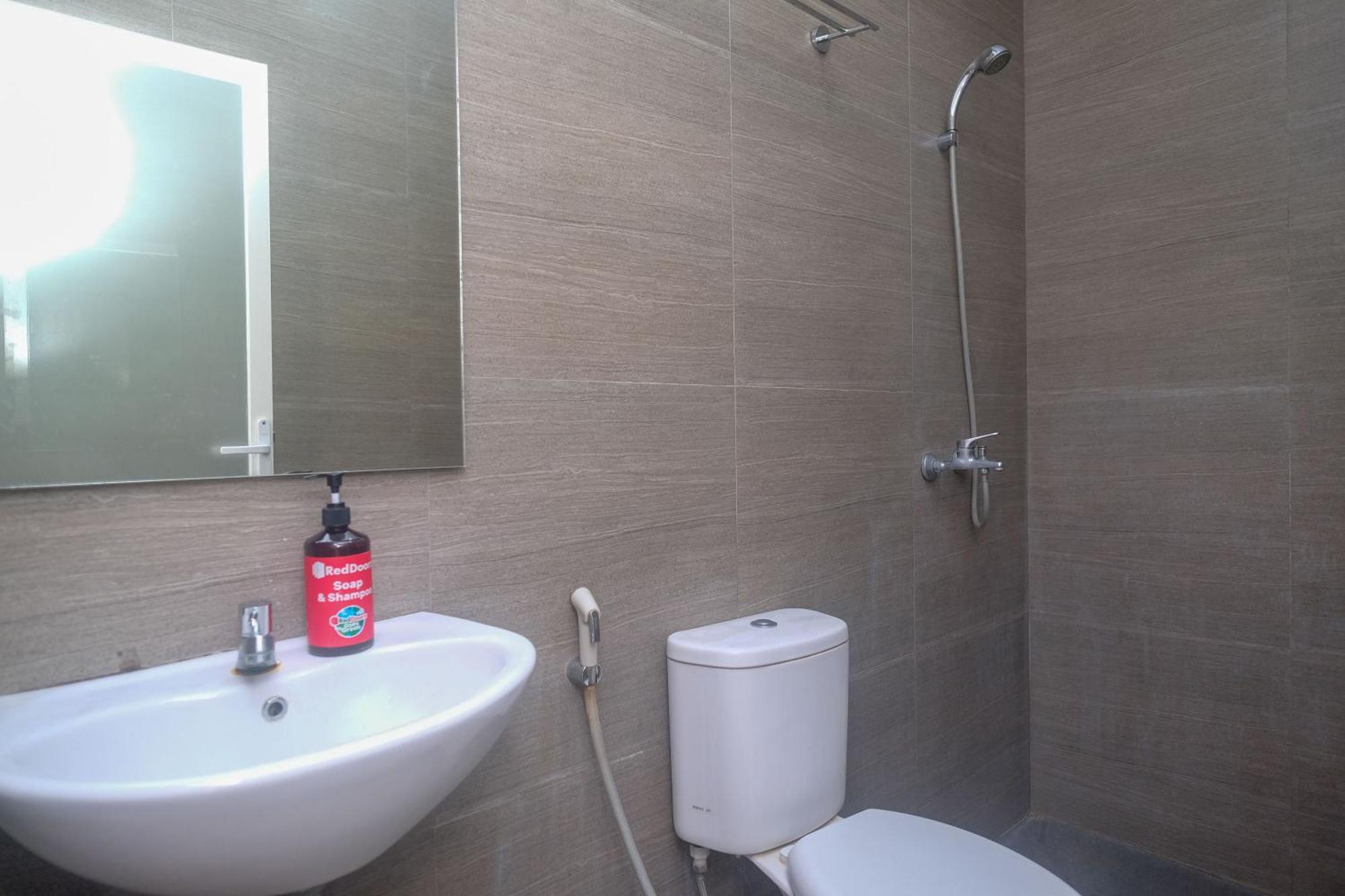 Reddoorz Syariah Near Simpang Lima Semarang Hotel Jomblang Exterior photo