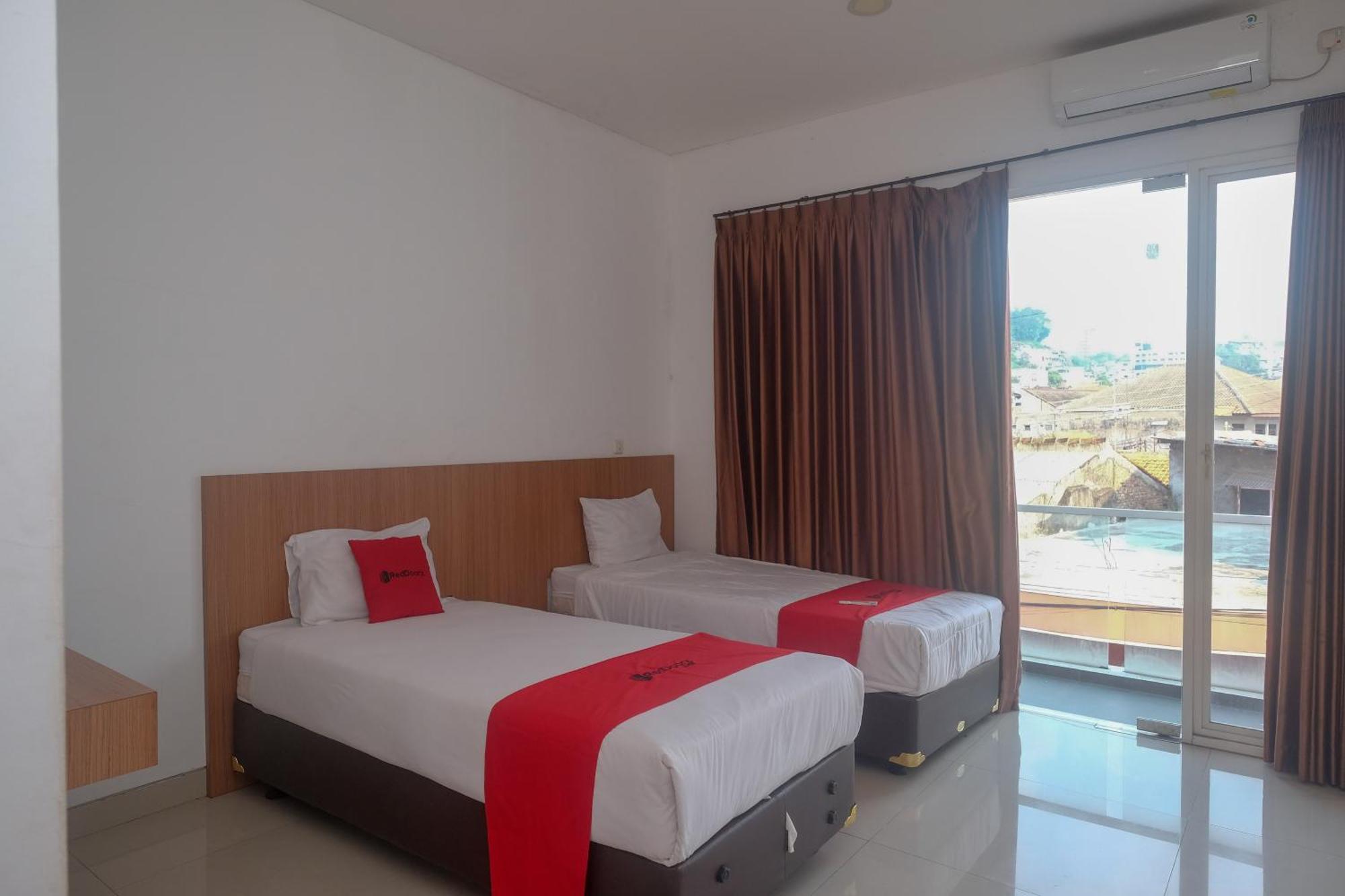 Reddoorz Syariah Near Simpang Lima Semarang Hotel Jomblang Exterior photo