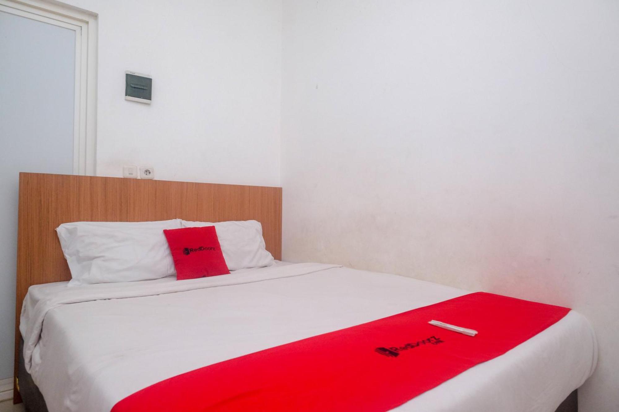 Reddoorz Syariah Near Simpang Lima Semarang Hotel Jomblang Exterior photo