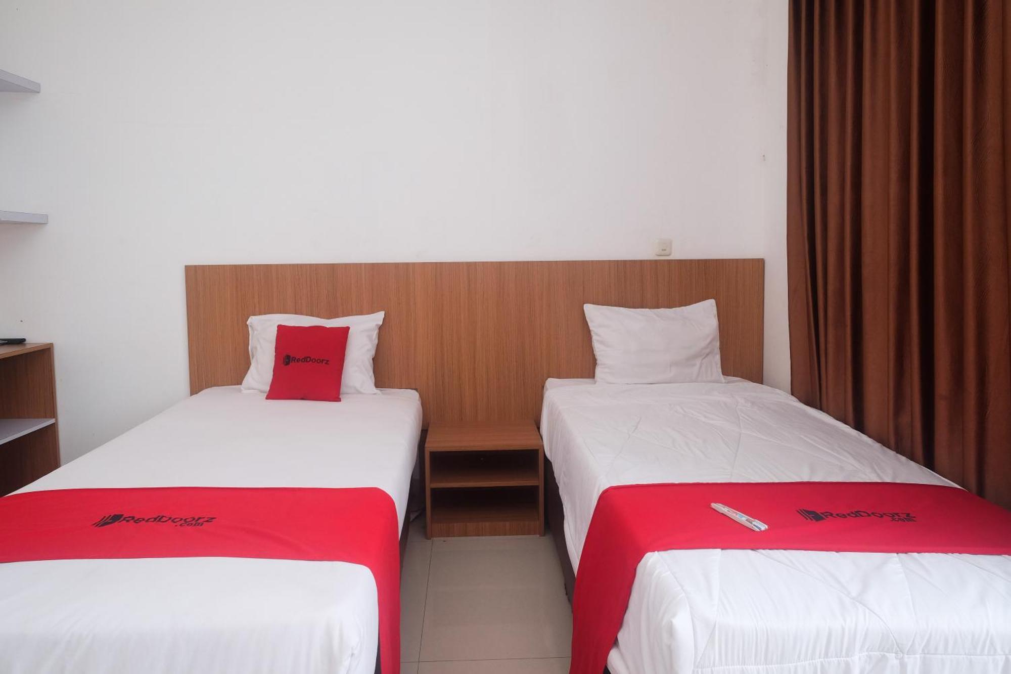 Reddoorz Syariah Near Simpang Lima Semarang Hotel Jomblang Exterior photo